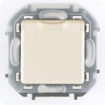 Розетка 1-м СП Inspiria 16А IP44 250В 2P+E защ. шторки с крышкой немецк. стандарт механизм сл. кость Leg 673741 Розетка 1-м СП Inspiria 16А IP44 250В 2P+E защ. шторки с крышкой немецк. стандарт механизм сл. кость Leg 673741